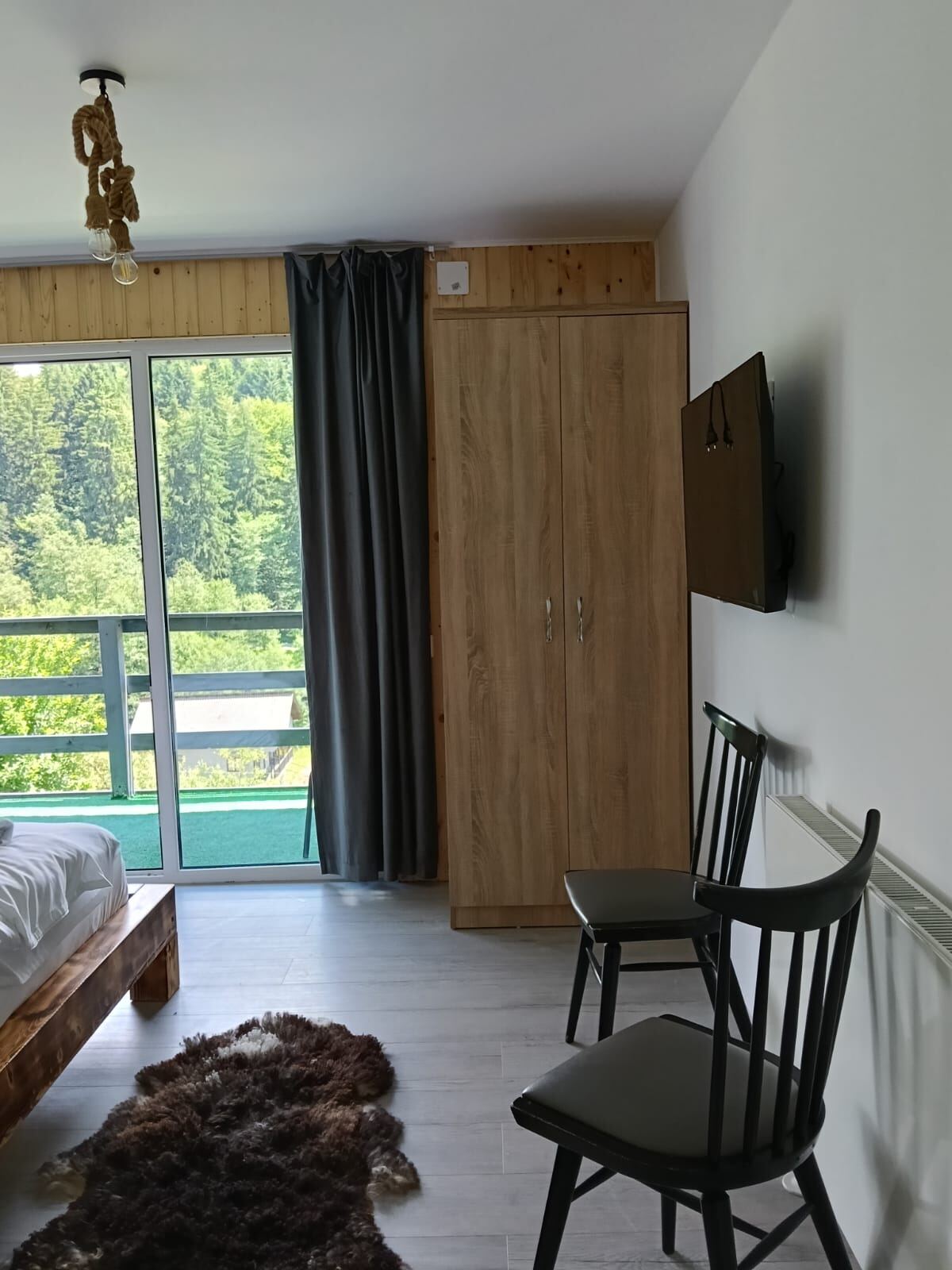 Cameră dublă cu balcon și vedere
