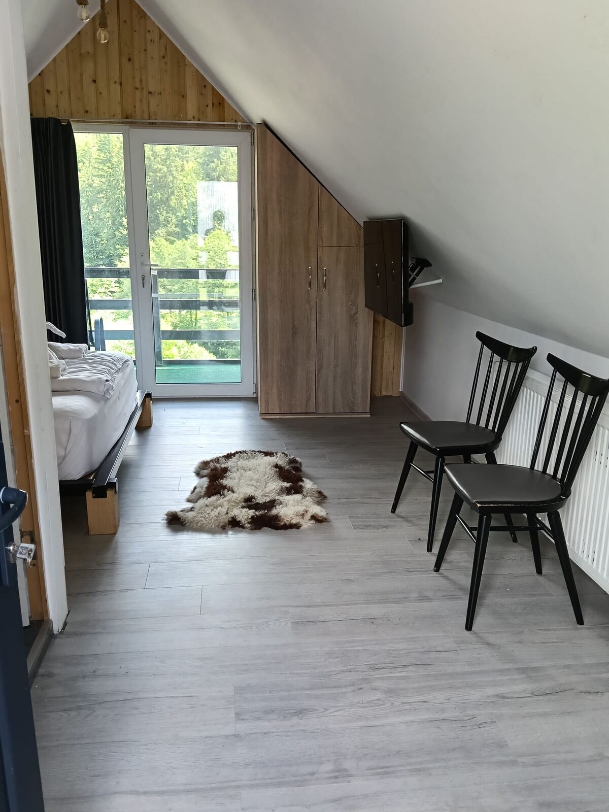 Cameră dublă cu balcon și vedere — detaliu