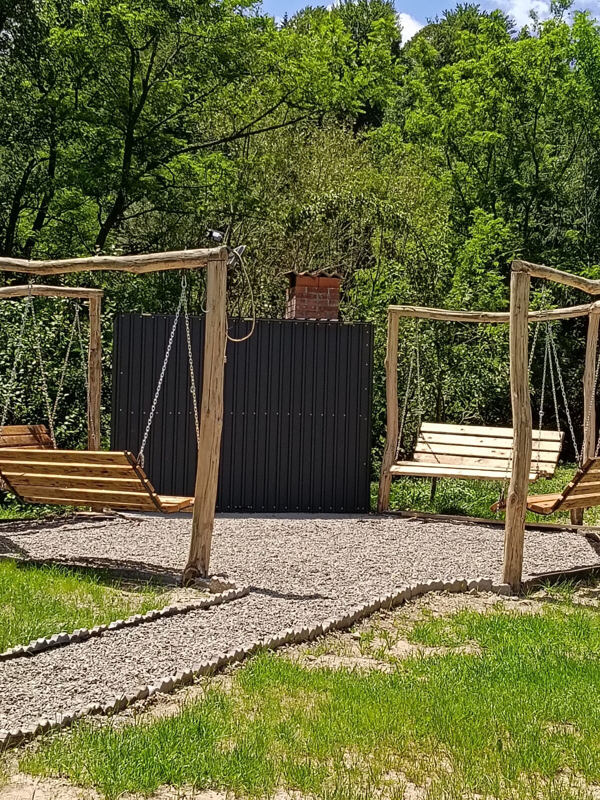 Pe leagăne, la umbră