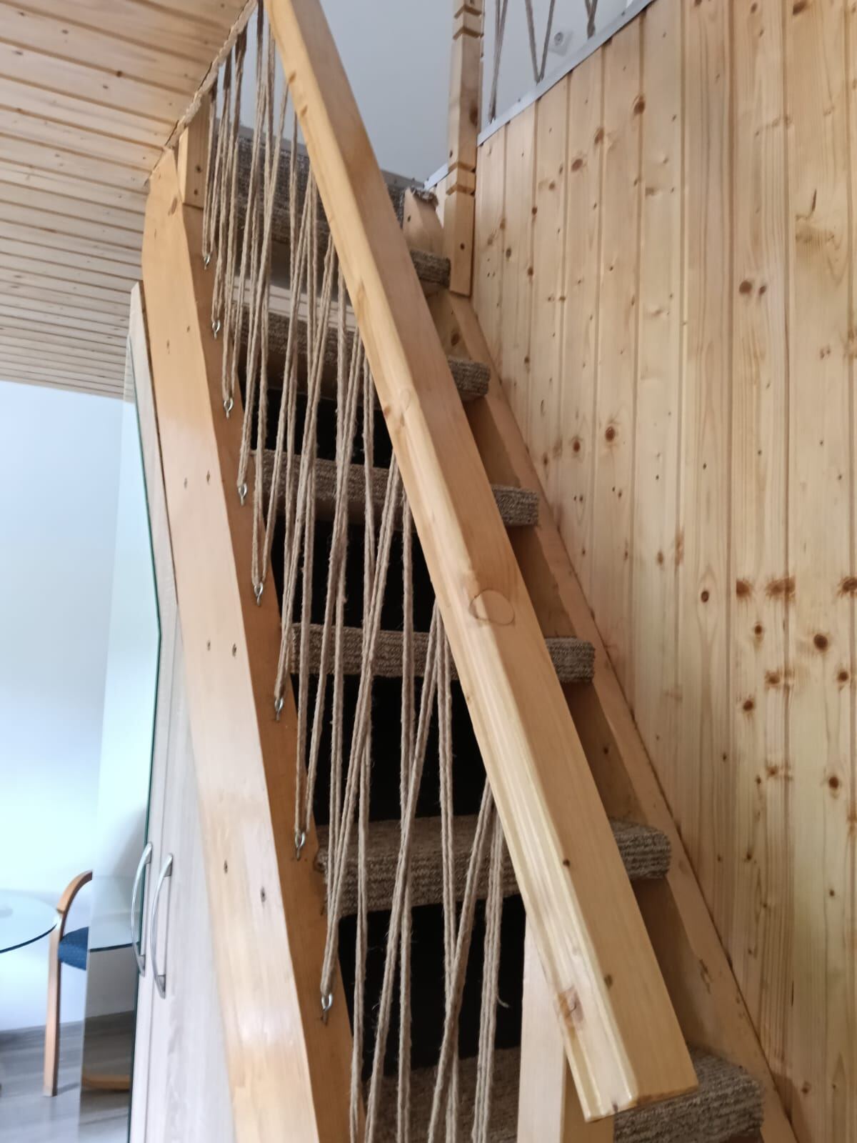 Scara din lemn cu balustradă din funie
